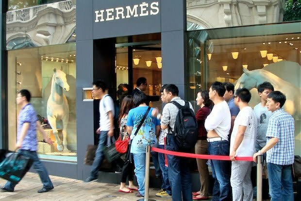فروشگاه هرمس در هنگ کنک با انبوه جمعیت مقابل آن